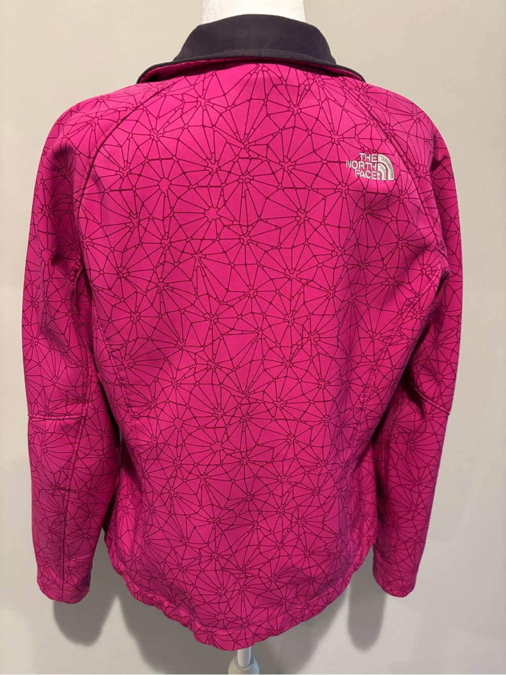 The North Face Women's Fuchsia Geometric Softshell Jacket